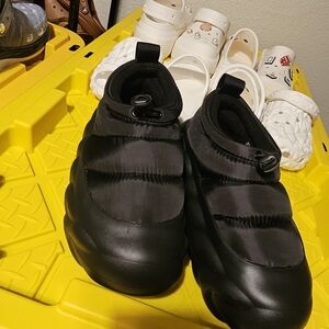 🖤"Blazing Black" Overpuff Shorty Crocs - New Without Tags - Size W9/M7